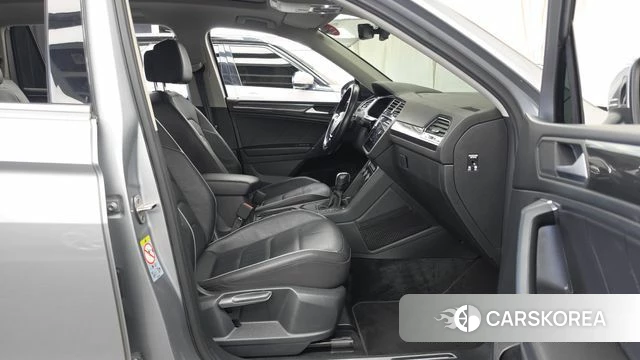 Volkswagen Tiguan Allspace 2020 Серебристо-серый из Кореи, фото 2
