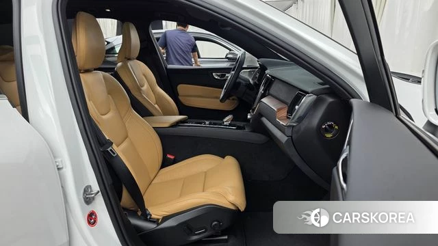 Volvo XC60 second Generation 2024 Белый из Кореи, фото 2