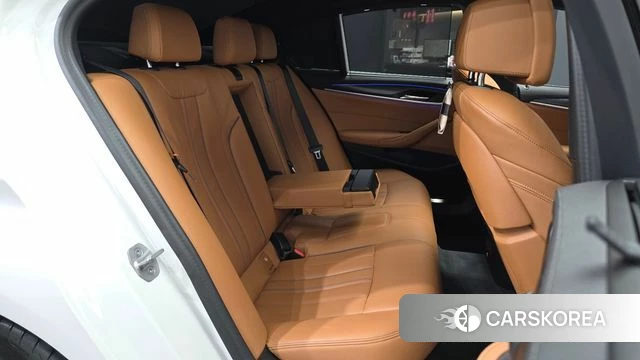 BMW 5 Series (G30) 2023 Белый из Кореи, фото 2