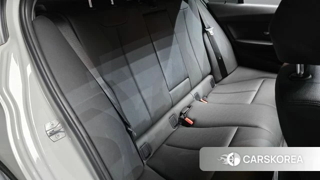 BMW 3 Series (F30) 2018 Белый из Кореи, фото 2