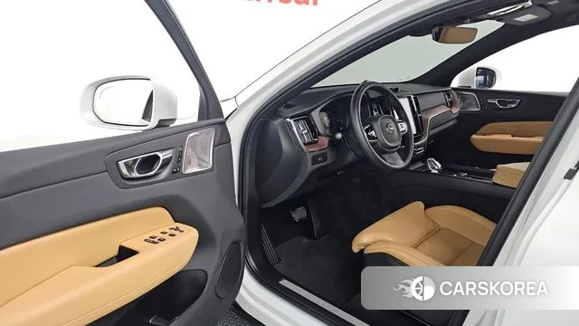 Volvo XC60 second Generation 2024 Белый из Кореи, фото 2