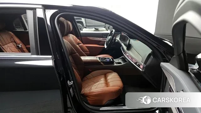 BMW 7 Series (G70) 2023 Черный из Кореи, фото 2