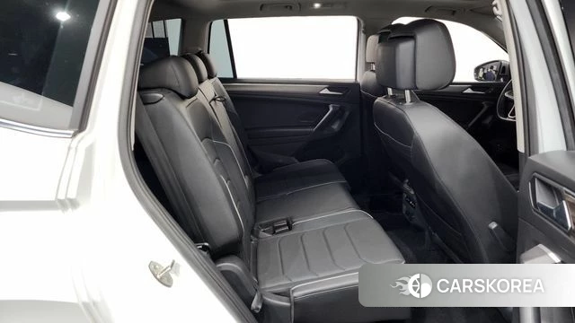 Volkswagen Tiguan Allspace 2024 Белый из Кореи, фото 2