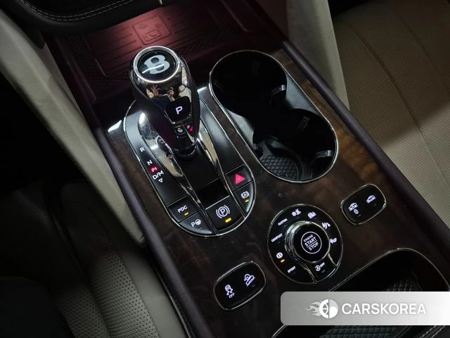 Bentley Bentayga 2023 Коричневый двухцветный из Кореи, фото 2