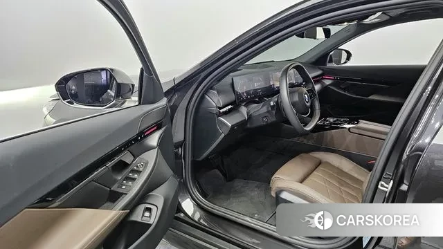 BMW 5 Series (G60) 2023 Серый из Кореи, фото 2