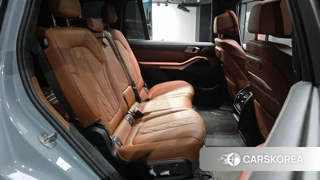BMW X7 (G07) 2024 Светло-серебряный цвет из Кореи, фото 2
