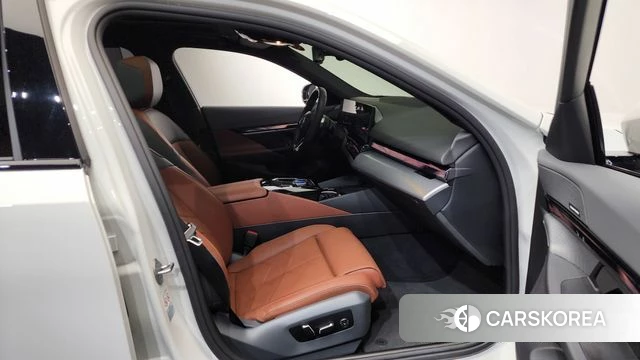 BMW 5 Series (G60) 2024 Белый из Кореи, фото 2