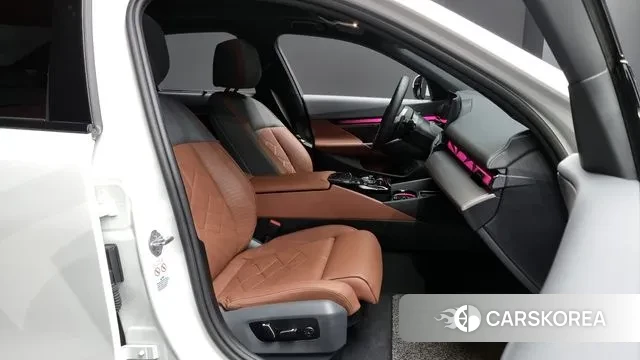 BMW 5 Series (G60) 2024 Белый из Кореи, фото 2