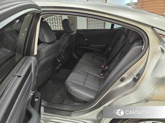 Lexus ES300h 7th generation 2025 Серебристо-серый из Кореи, фото 2