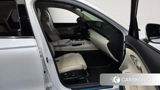 Genesis GV70 2023 Белый из Кореи, фото 2