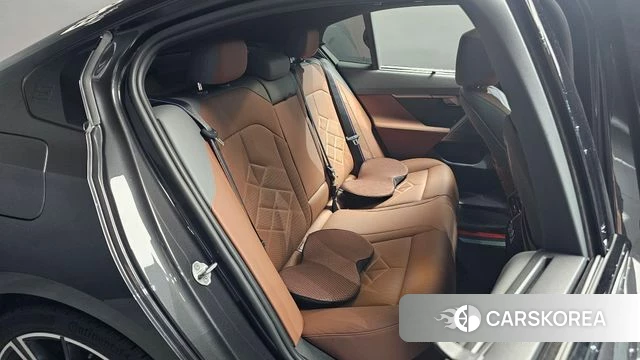 BMW 5 Series (G60) 2025 Черный из Кореи, фото 2