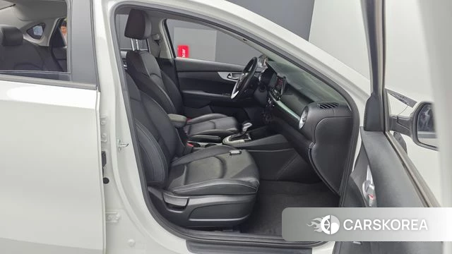 Kia The New K3 2nd generation 2021 Белый из Кореи, фото 2