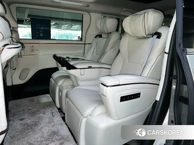Lexus LM 2025 Серебристо-серый из Китая, фото 2