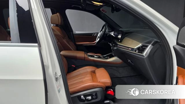 BMW X7 (G07) 2023 Белый из Кореи, фото 2