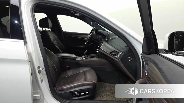 BMW 5 Series (G30) 2018 Белый из Кореи, фото 2