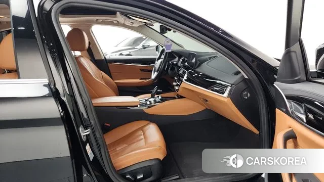 BMW 5 Series (G30) 2018 Черный из Кореи, фото 2