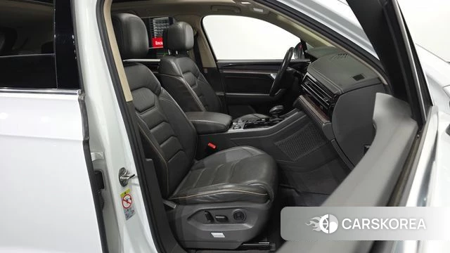 Volkswagen Touareg 3rd generation 2020 Белый из Кореи, фото 2