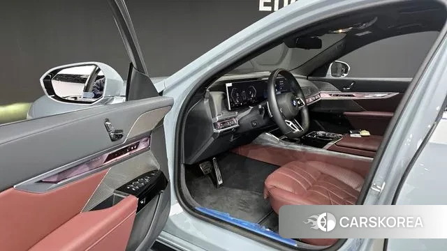 BMW 7 Series (G70) 2024 Светло-серебряный цвет из Кореи, фото 2