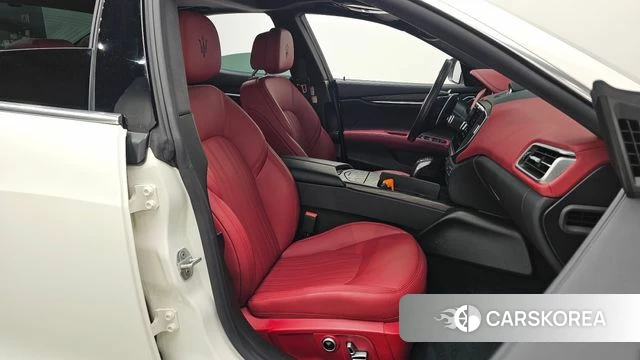 Maserati Ghibli 2023 Белый из Кореи, фото 2