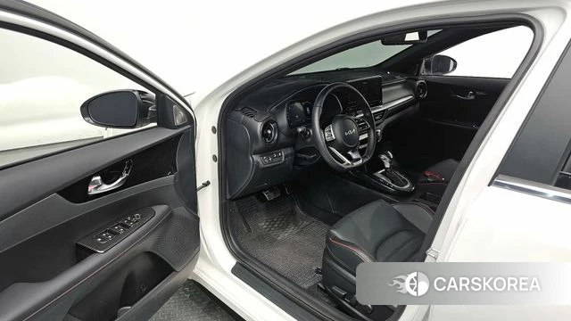 Kia The New K3 2nd generation 2024 Белый из Кореи, фото 2