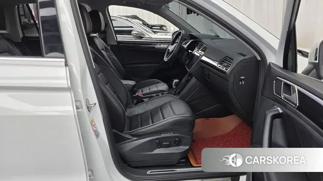 Volkswagen Tiguan Allspace 2022 Белый из Кореи, фото 2