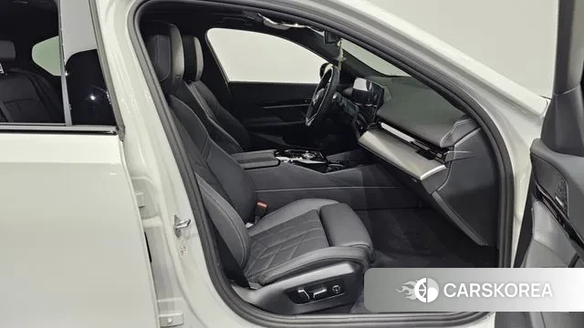 BMW 5 Series (G60) 2023 Белый из Кореи, фото 2