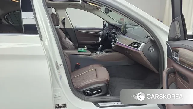 BMW 5 Series (G30) 2023 Белый из Кореи, фото 2