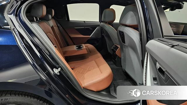BMW 5 Series (G60) 2025 Черный из Кореи, фото 2