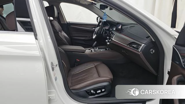 BMW 5 Series (G30) 2019 Белый из Кореи, фото 2