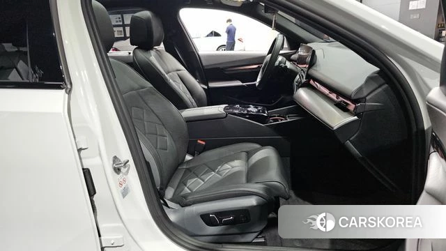 BMW 5 Series (G60) 2024 Белый из Кореи, фото 2