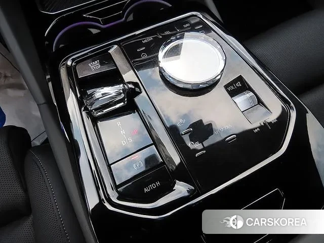 BMW 5 Series (G60) 2025 Черный из Кореи, фото 2