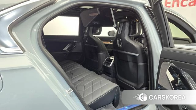 BMW 7 Series (G70) 2025 Светло-серебряный цвет из Кореи, фото 2