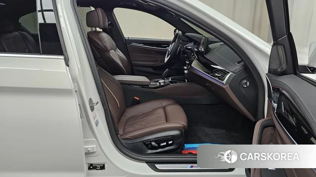 BMW 5 Series (G30) 2023 Белый из Кореи, фото 2