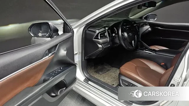 Toyota Camry (XV70) 2021 Серебряный из Кореи, фото 2