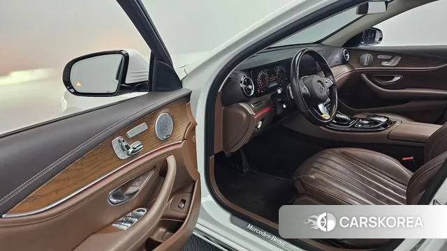 Mercedes-Benz E-Class W213 2018 Белый из Кореи, фото 2