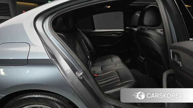 BMW 5 Series (G30) 2018 Серый из Кореи, фото 2