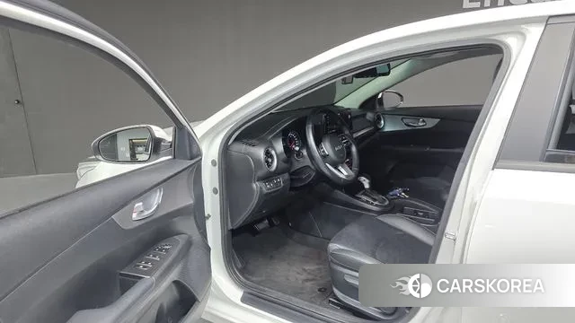 Kia The New K3 2nd generation 2022 Белый из Кореи, фото 2