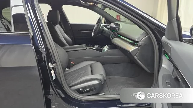 BMW 5 Series (G60) 2024 Черный из Кореи, фото 2