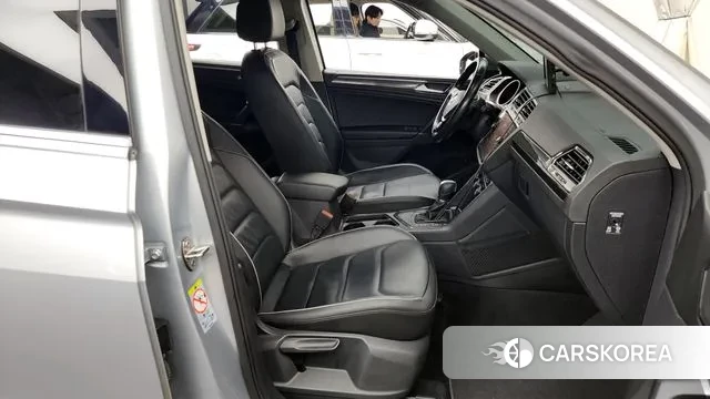 Volkswagen Tiguan second Generation 2018 Серебристо-серый из Кореи, фото 2