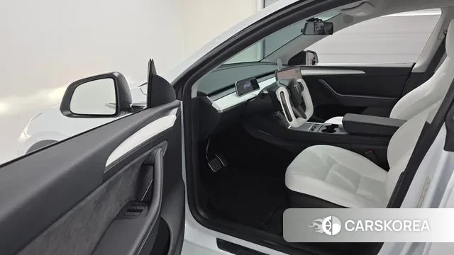 Tesla Model Y 2023 Белый из Кореи, фото 2