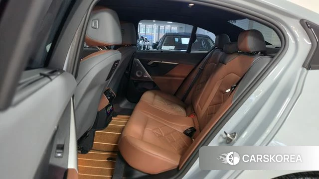 BMW i5 (G60) 2023 Серебристо-серый из Кореи, фото 2