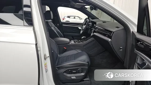 Volkswagen Touareg 3rd generation 2024 Белый из Кореи, фото 2