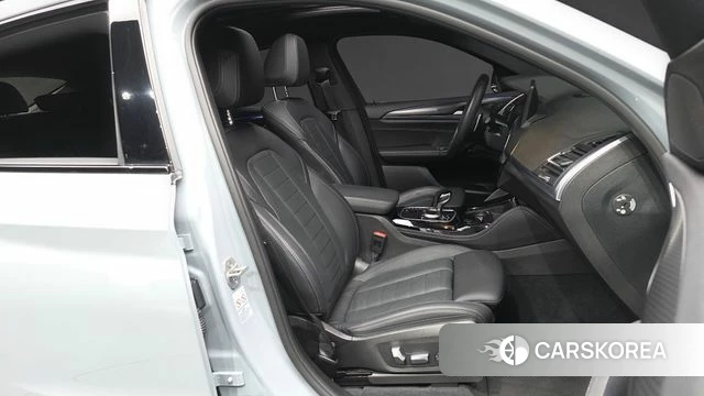 BMW X4 (G02) 2023 Светло-серебряный цвет из Кореи, фото 2