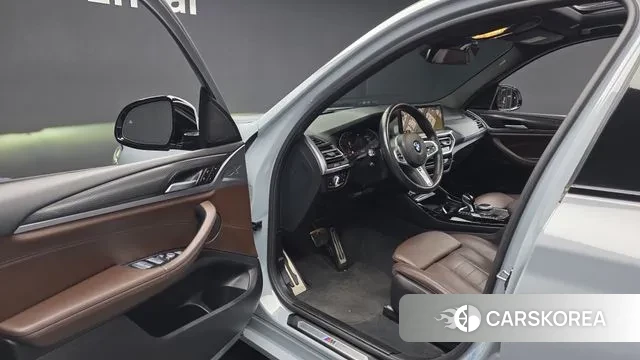 BMW X3 (G01) 2023 Светло-серебряный цвет из Кореи, фото 2