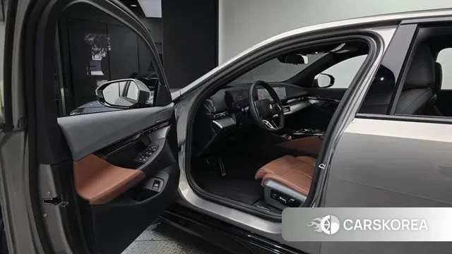 BMW 5 Series (G60) 2025 Серебристо-серый из Кореи, фото 2