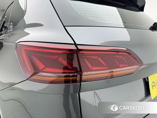 Volkswagen Touareg 2023 Темно-серый из Китая, фото 2