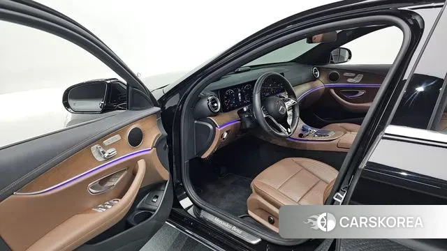 Mercedes-Benz E-Class W213 2023 Черный из Кореи, фото 2