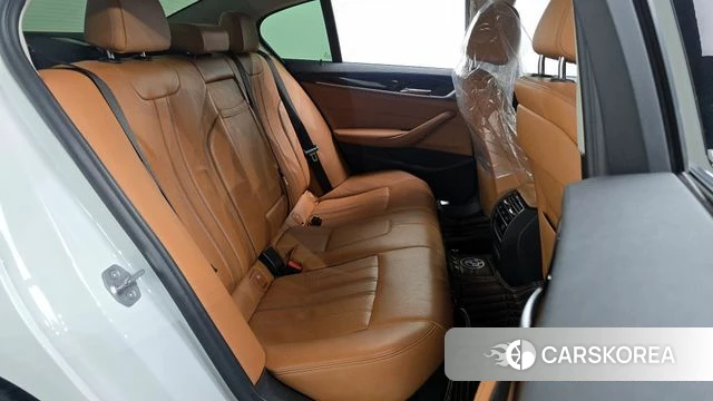 BMW 5 Series (G30) 2018 Белый из Кореи, фото 2