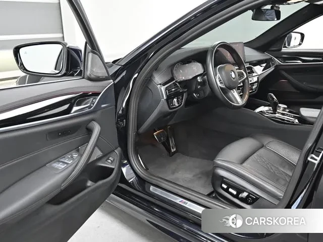 BMW 5 Series (G30) 2022 Черный из Кореи, фото 2