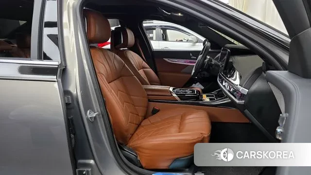 BMW 7 Series (G70) 2025 Серебряный двухцветный из Кореи, фото 2